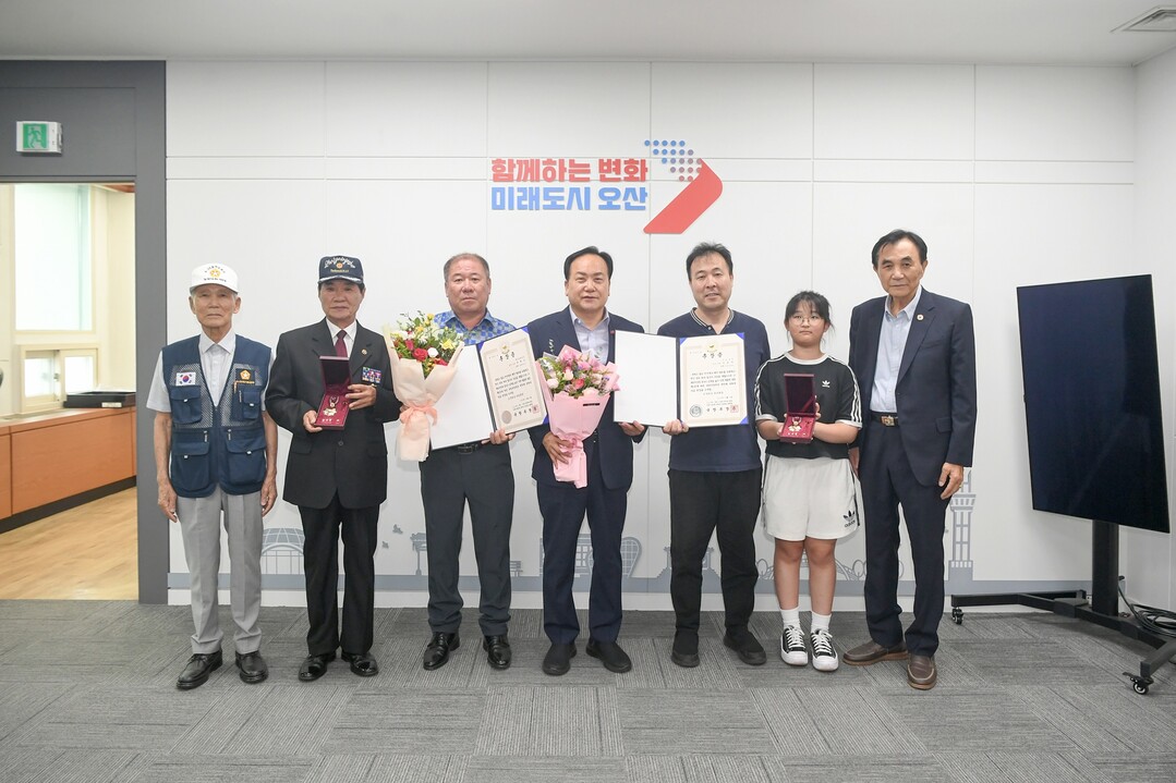 오산시, 6·25전쟁 참전유공자 유가족에 화랑무공훈장 전수. 오산시 제공