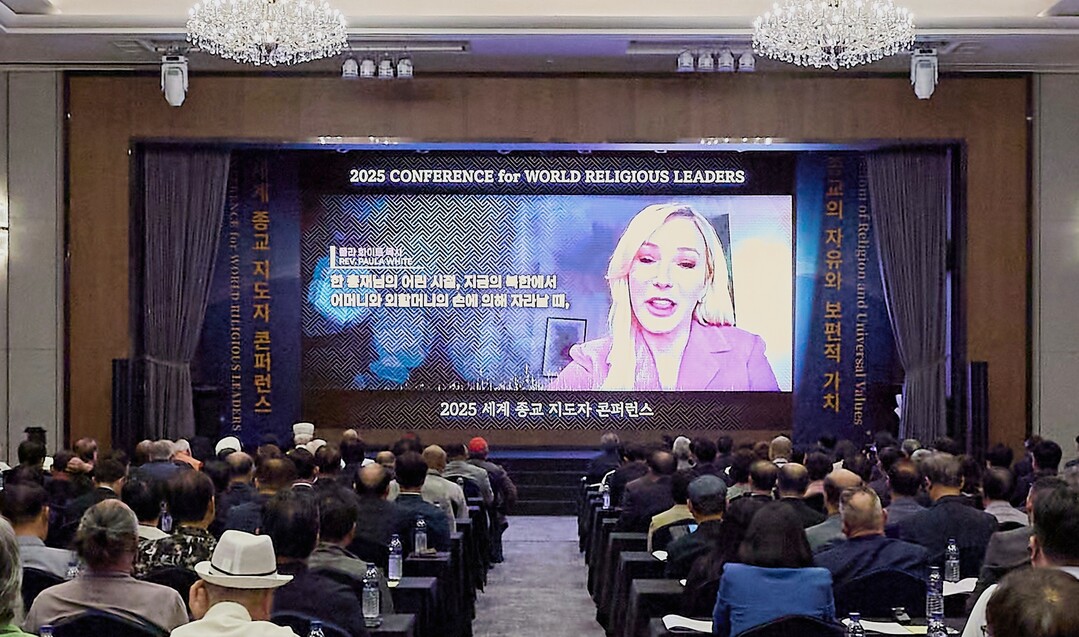 2025 세계종교지도자 콘퍼런스 개회식에서 현 트럼프 정부의 백악관 신앙주민위원장인 폴라 화이트의 목사가 축사를 전하고 있다.