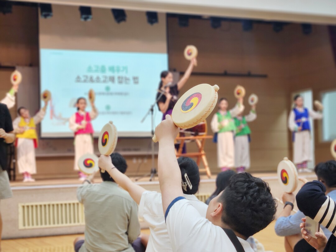 리틀엔젤스예술단 단원에게 한국무용 ‘소고춤’을 배우는 참여자 모습