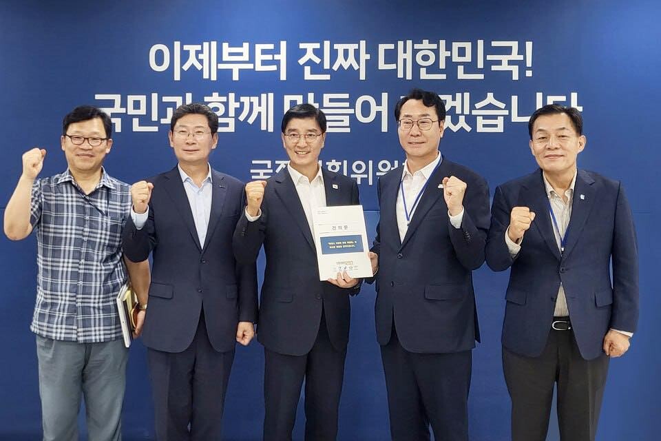 정명근 화성특례시장 지난 7월 국정기획위원회에 일반구 설치를 포함한 시 주요현안을 전달하고 있다.