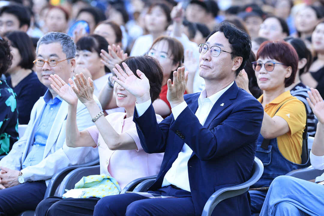 객석에서 시민들과 함께 공연을 즐기고 있는 정명근 화성특례시장