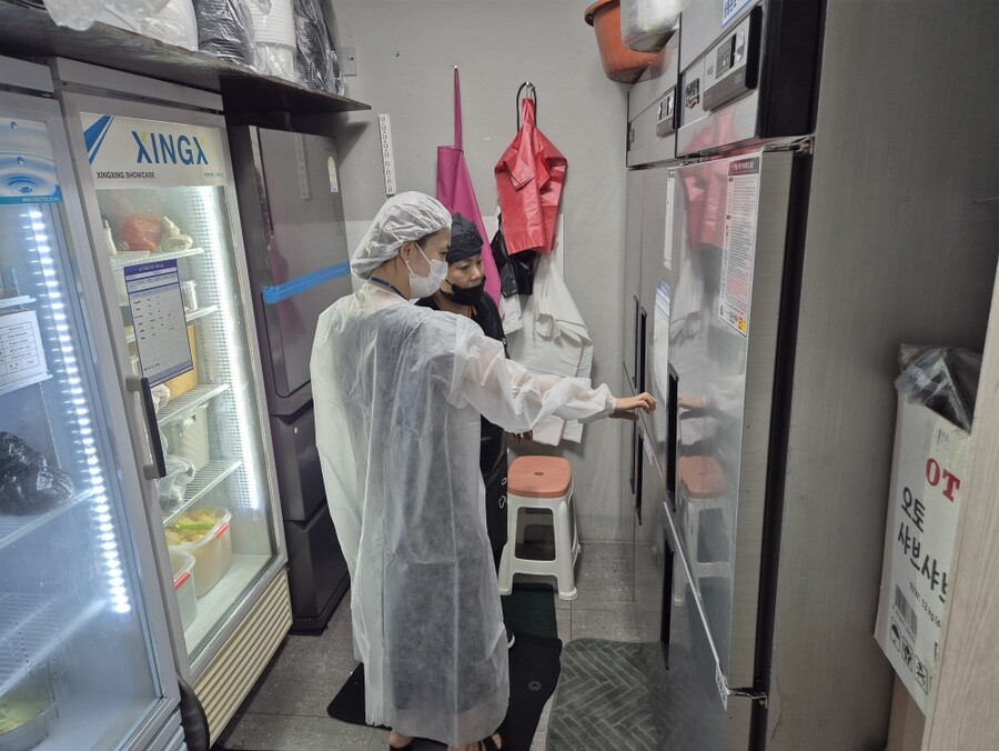 대구 서구,배달 음식점 클린 주방 만들기 사업 위생 관리 컨설팅 모습. 대구 서구 제공