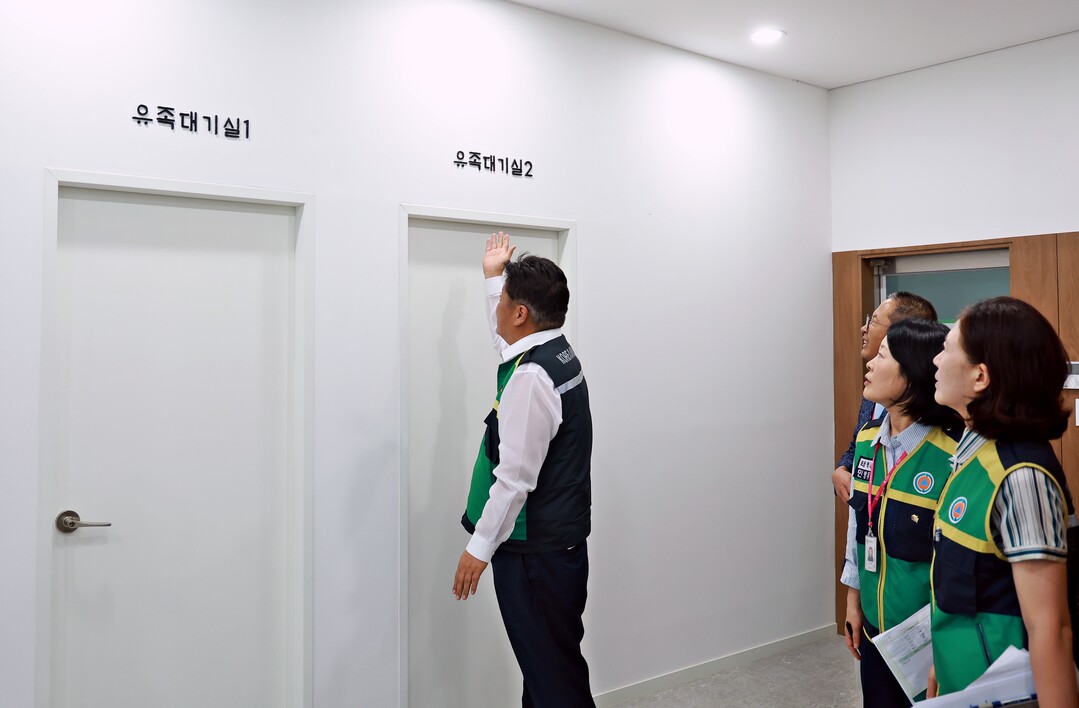 이상호 태백시장이 공원묘원 현장점검을 하고 있다. 태백시 제공