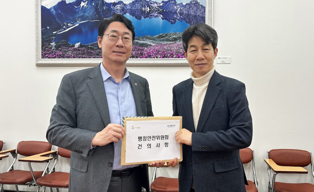정명근 화성시장이 국회 행정안전위원회에 일반구 신설 건의안을 제출하고 있다. 화성시 제공