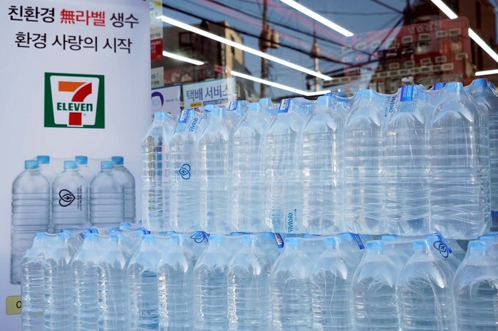 친환경 시대를 맞아 무라벨 생수 시장이 커지고 있다. 출처:로컬세계-세븐일레븐 제공