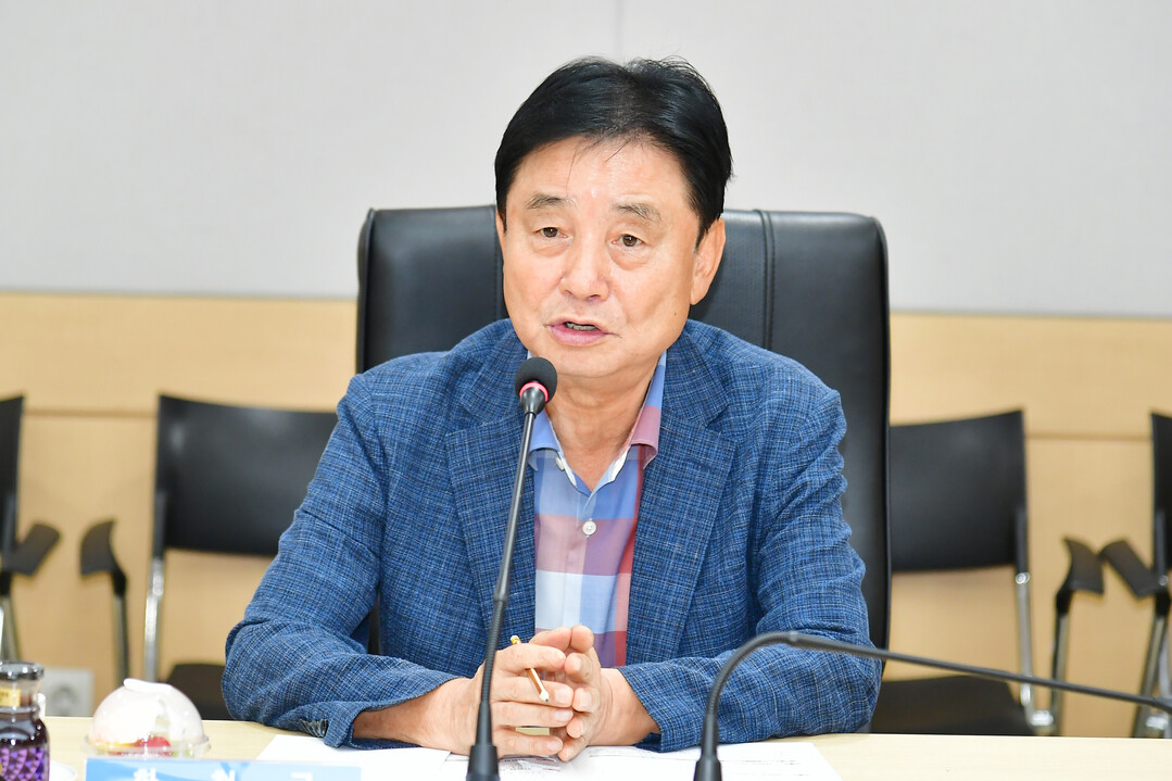 최문순 화천군수가 화천군 재정분야 심의위원회 위촉식에서 인사말을 하고 있다