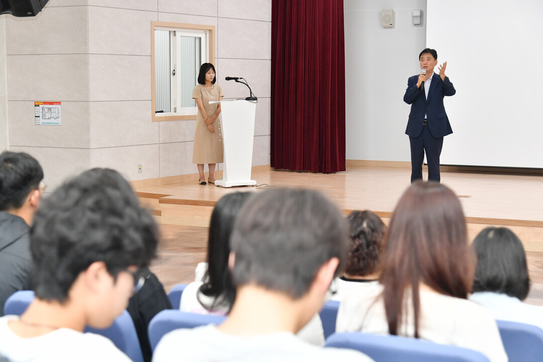 최문순 군수가 2025 화천군 청소년 해외 배낭연수 결과 보고회에서 인사말을 하고 있다
