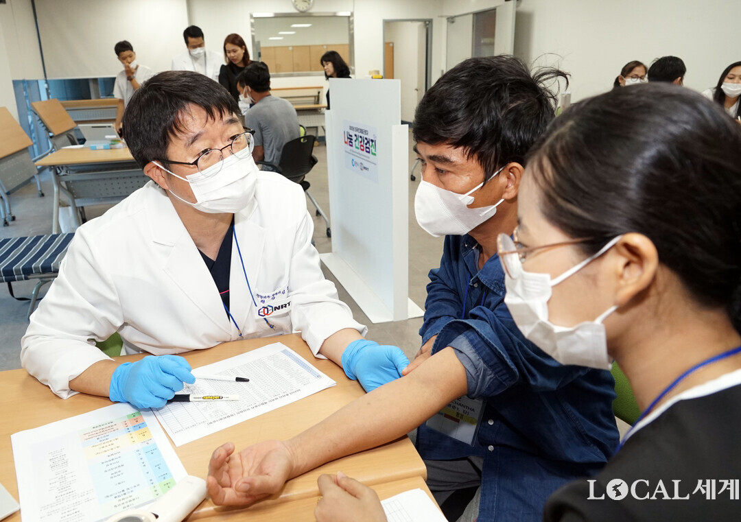 외국인 근로자가 ‘2025년 외국인계절근로자 나눔 건강검진’에서 정형외과 진료를 받고 있다