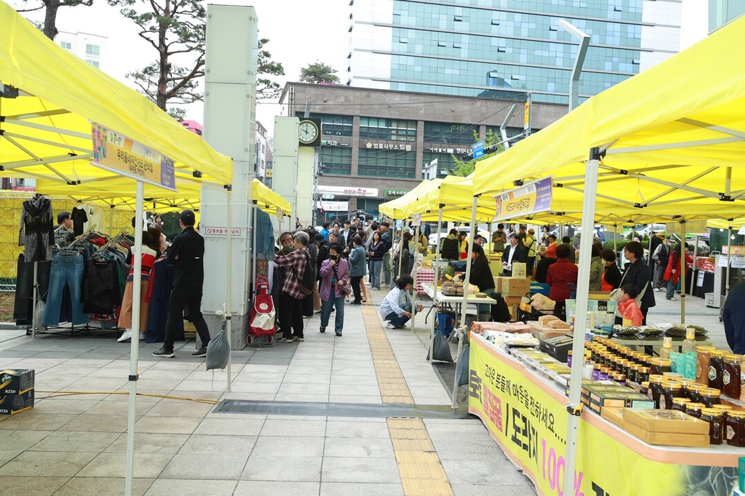 지난해 관악구청 광장에서 개최된 꿈시장 전경. 관악구 제공