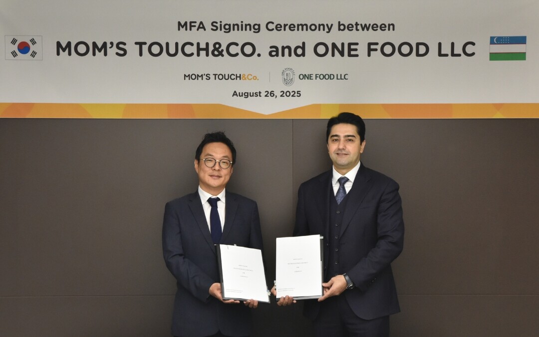[왼쪽부터 김동전 맘스터치앤컴퍼니 대표이사, 자파르(Zafar) ‘ONE FOOD LLC’ 대표이사 / 사진 제공: 맘스터치앤컴퍼니]