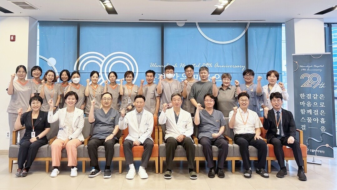 울산엘리야병원 개원 29주년을 맞아 정영환 병원장(정형외과 전문의. 좌측 네번째)을 비롯한 관계자들이 기념촬영을 하고 있다.울산엘리야병원 제공