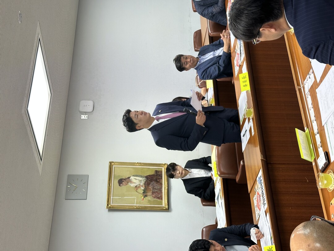 문관현 위원장이 일본 가고시마현의회를 공식 방문해 인사말을 하고 있다