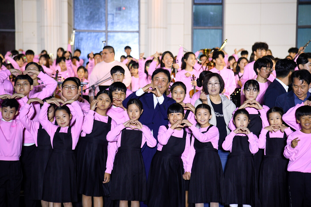 지난해 10월 화천커뮤니티센터 앞 특설무대에서 열린 ‘화천 청소년이 수놓는 가을 별빛 하모니’음악회 폐막 후 최문순 군수와 어린이들