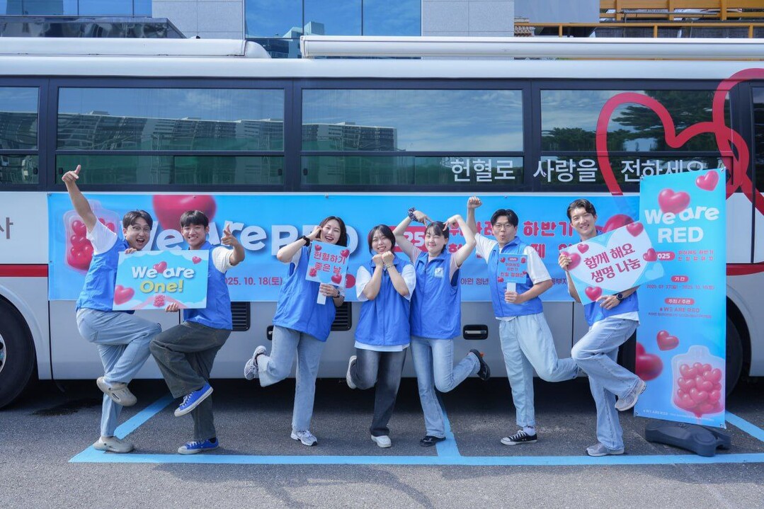 청년자원봉사단 위아원 부산경남동부지역연합회 소속 헌혈버스 운영스탭들이 대한적십자사 헌혈버스 앞에서 다양한 포즈를 취하며