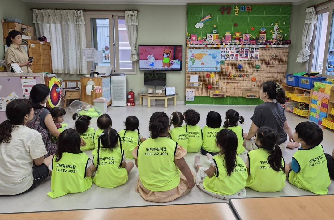 태백시 고향사랑기금으로 친환경 안전조끼 지원 및 재활용 교육 실시. 태백시 제공