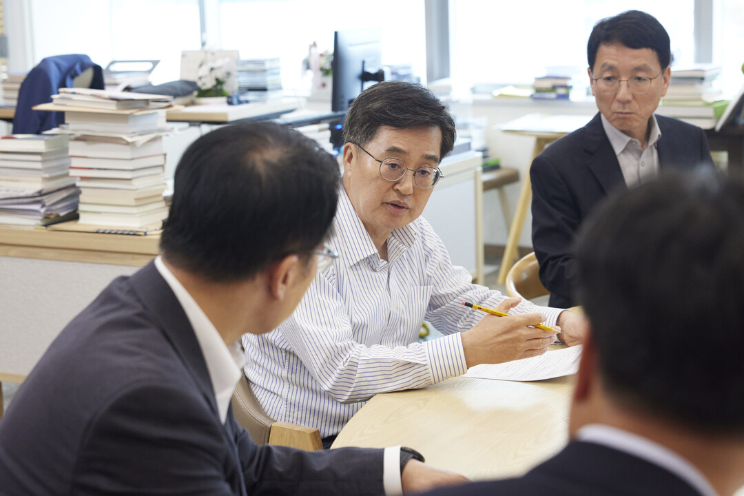 3일 오후 경기도청 집무실에서 김동연 지사가 ‘근로감독권 실행 전략 점검회의’를 주재하고 있다. 경기도 제공