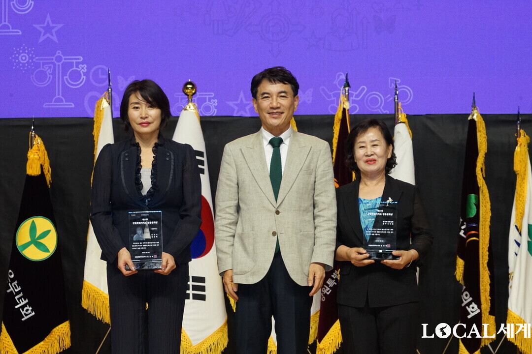 강원특별자치도 평등문화상’을 수상한 강상희 씨와 ‘한국여성예림회 원주시지회’(대표 이동희)-왼쪽부터
