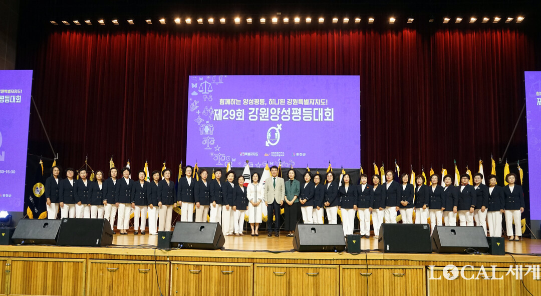 2025 양성평등주간기념식 및 제29회 강원양성평등대회에 참여한 18개 시군 여성단체협의회장과 김진태 도지사 내외