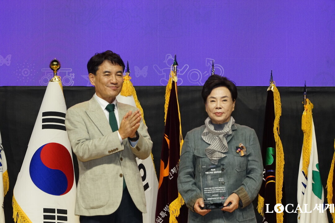 김진태 도지사와 자랑스러운 강원여성상 수상자 김동자씨

