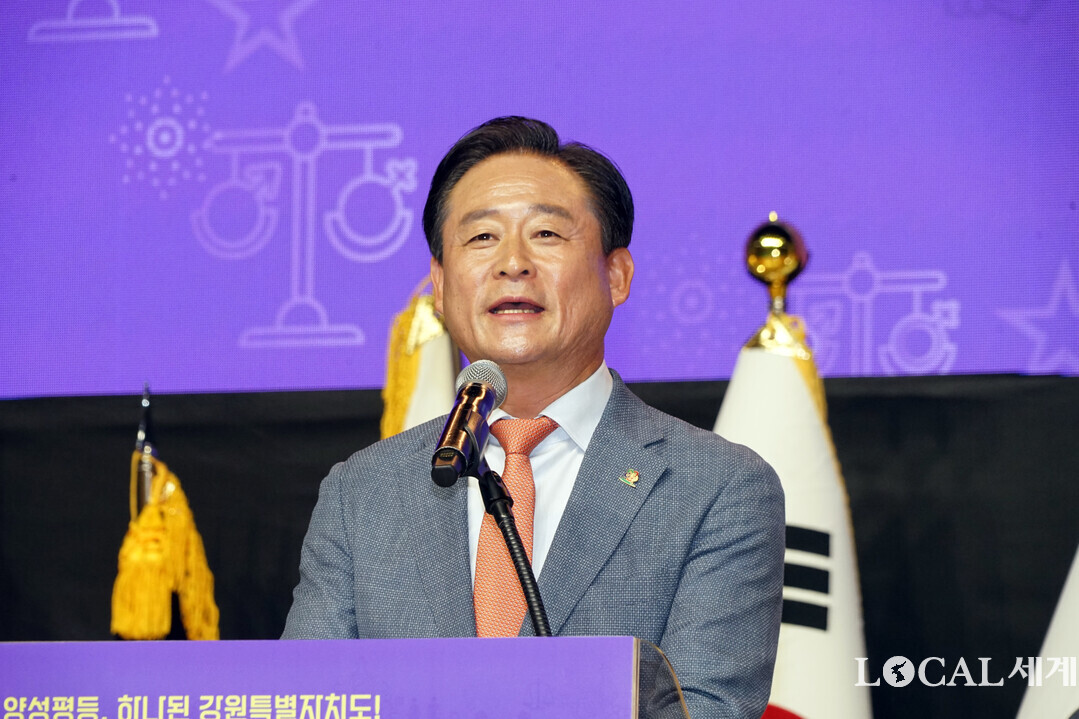 축사하는 신영재 홍천 군수

김진태 도지사와 자랑스러운 강원여성상 수상자 김동자씨

강원특별자치도 평등문화상’을 수상한 강상희 씨와 ‘한국여성예림회 원주시지회’(대표 이동희)-왼쪽부터