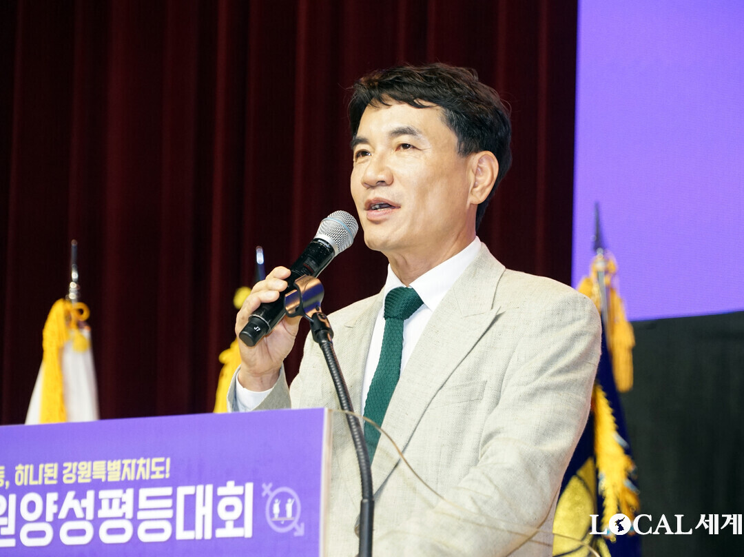 격려사하는 김진태 도지사