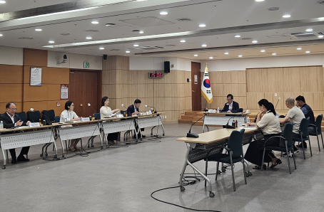 용인특례시는 2026년도 생활임금 시급액을 1만 1930원으로 확정했다. 사진은 지난 3일 열린 생활임금심의위원회. 용인시 제공