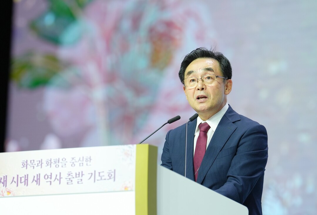 화목과 화평을 중심한 새 시대 새 역사 출발 기도회에서 말씀하는 송용천 세계평화통일가정연합 한국협회장