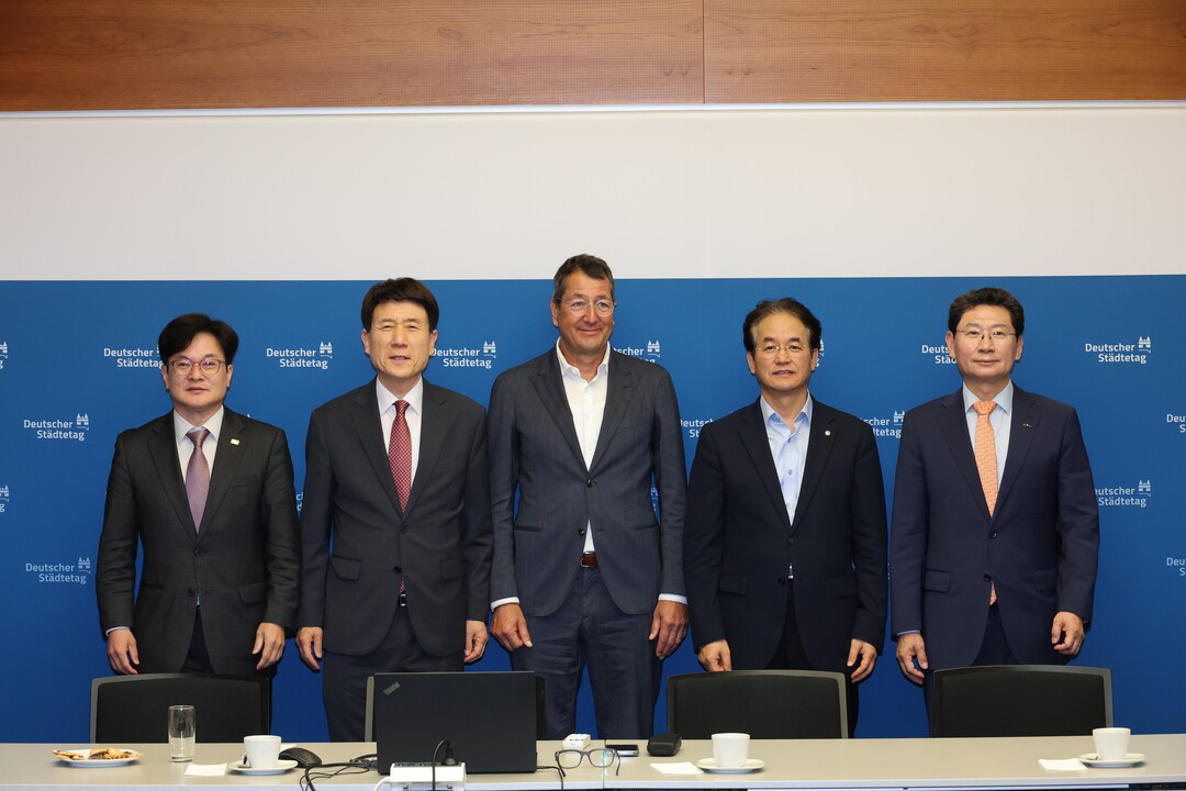 이상일 용인특례시장(오른쪽 첫 번째)은 5일(현지시간) 대한민국대도시시장협의회 소속 시장단과 함께 독일 베를린 독일도시협의회를 방문했다. 김병수 김포시장(왼쪽 첫 번째), 이강덕 포항시장(왼쪽 두 번째), 이동환 고양시장(오른쪽 두 번째)/용인시 제공