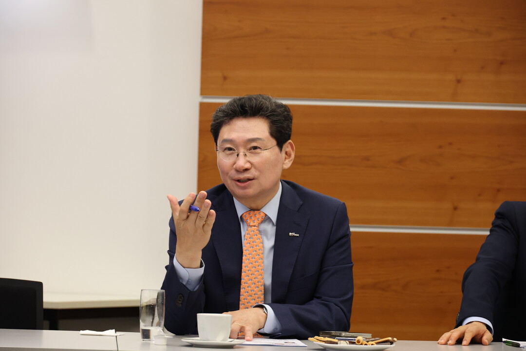 이상일 용인특례시장이 5일(현지시간) 독일도시협의회 고위관계자 힐마르 로예브스키 운영총괄과의 간담회에서 도시 간 교류협력방안에 대해 발언하고 있다.