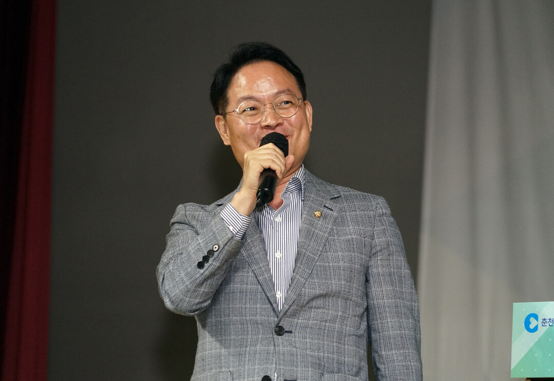 허영 국회의원이 축사를 하고 있다