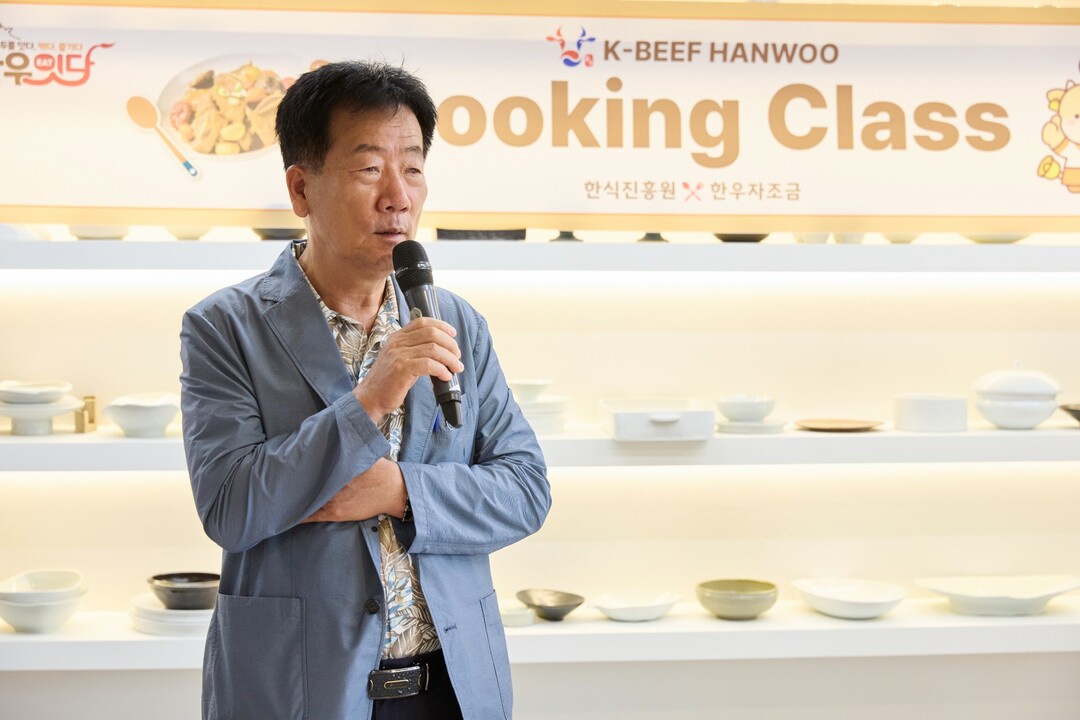 . 외국인 대상 ‘한우 잇(EAT)다’ 쿠킹클래스에서 인사말을 전하는 민경천 한우자조금관리위원장(사진=한우자조금 제공)