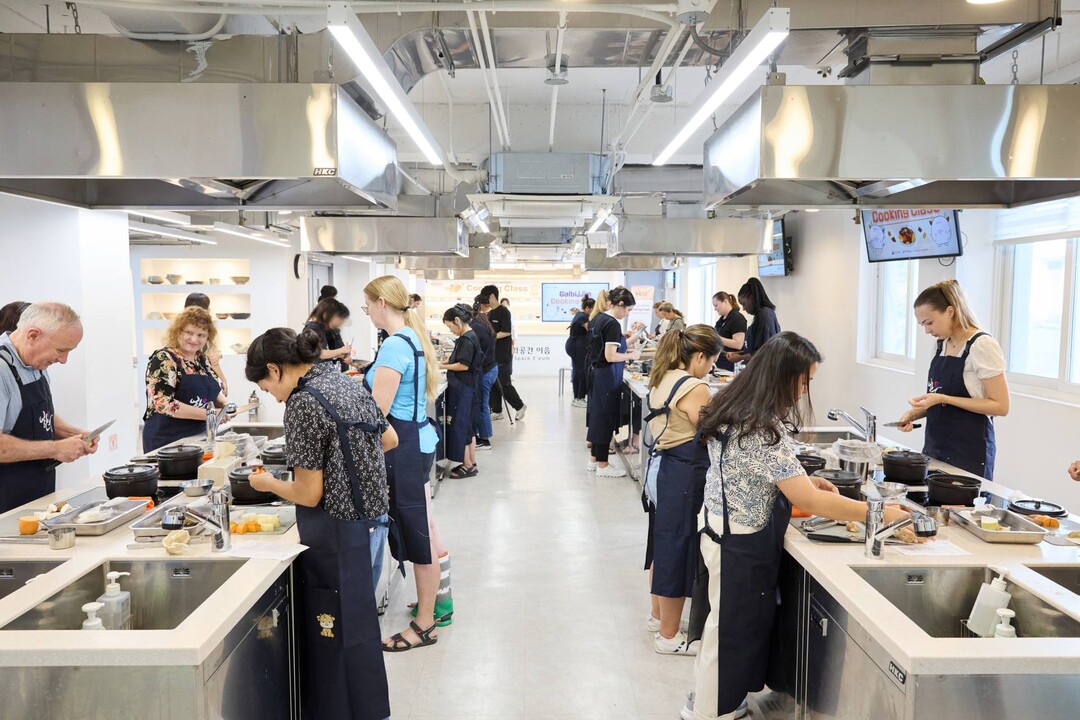 외국인 대상 ‘한우 잇(EAT)다’ 쿠킹클래스에서 한우 갈비찜을 직접 조리하는 참가자들(사진=한우자조금 제공)