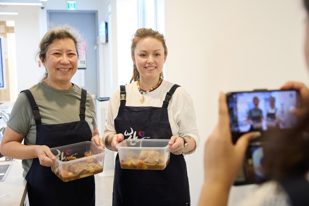 외국인 대상 ‘한우 잇(EAT)다’ 쿠킹클래스에서 한우 갈비찜을 들고 기념 촬영하는 참가자들(사진=한우자조금 제공)
