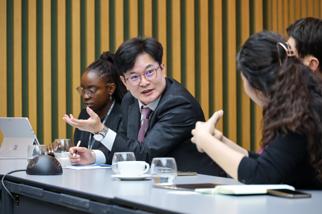 김병수 시장이 런던시청을 방문해 도시재생 관계부서와의 미팅을 진행하고 있다. 김포시 제공