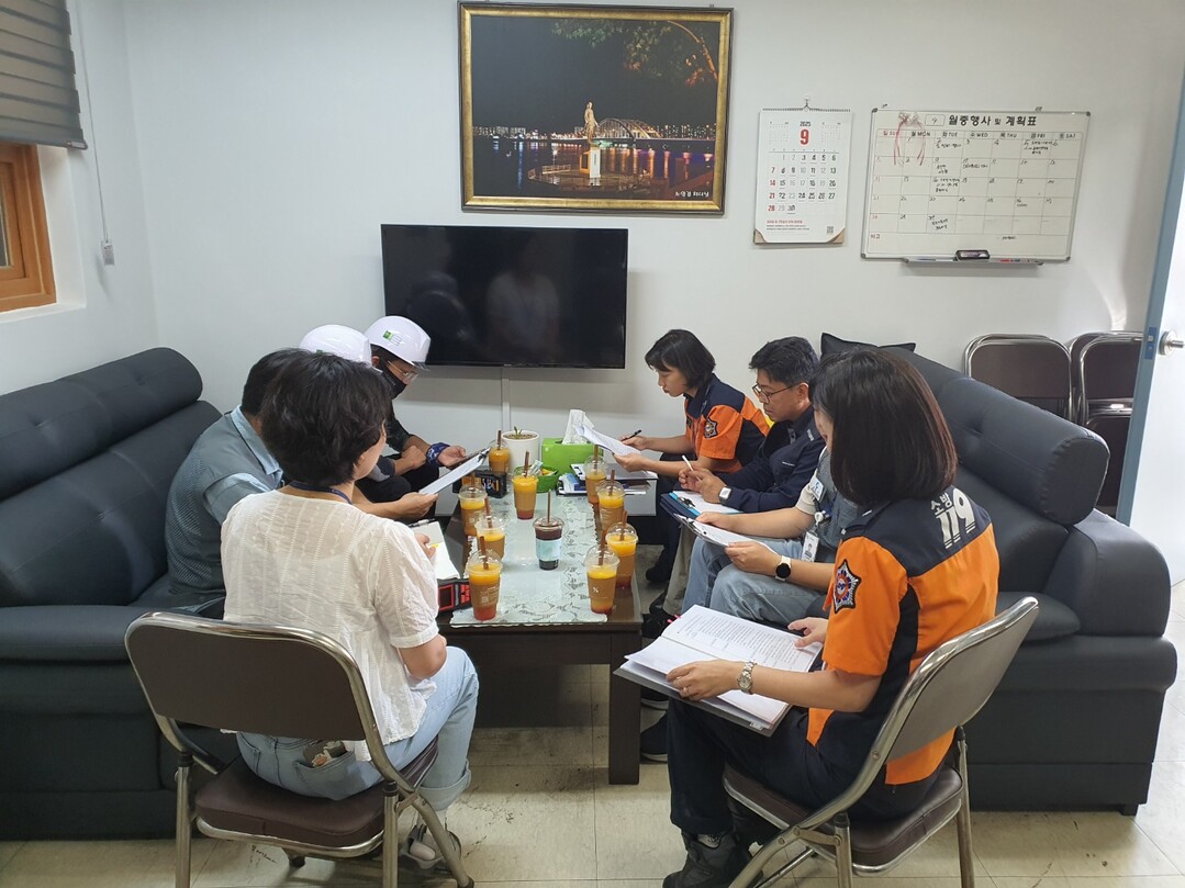 춘천소방서가 전통시장 합동 화재안전조사 유관기관 협조 간담회를 진행했다