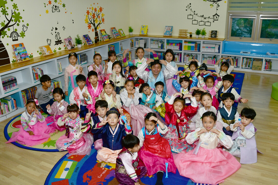 사내 도서관 추석 특별 프로그램에 참여한 최문순 군수(가운데)