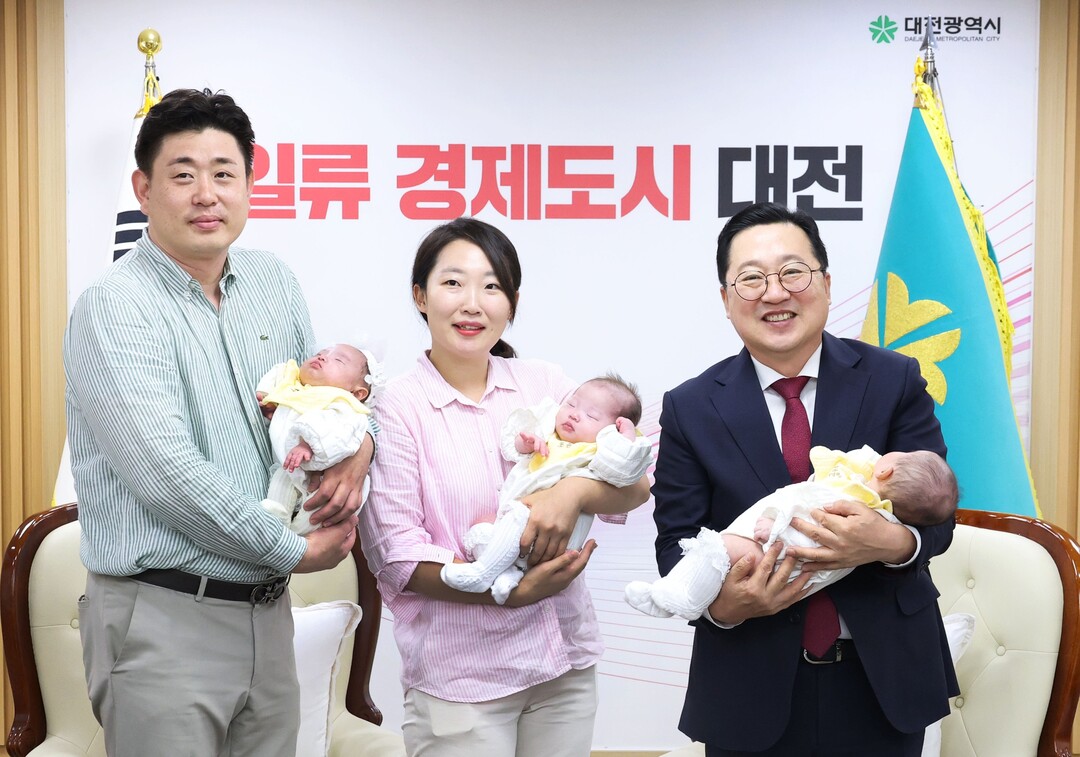 출산 공무원 부부 초청해 격려…민·관 함께 육아 지원 동참. 대전시 제공