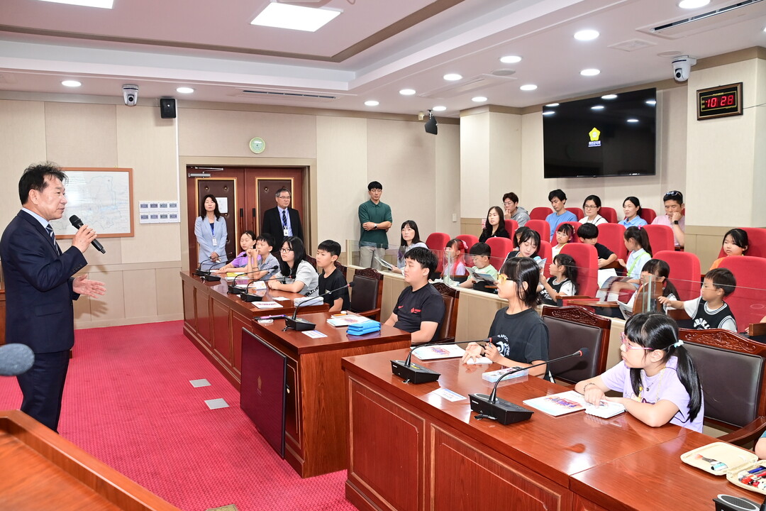 류희상 의장이 화천군의회를 방문한 상승초등학교 어린이들을 격려하고 있다
