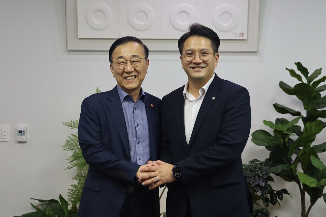 더불어민주당 전용기 의원(오른쪽)과 김윤덕 국토교통부장관이 면담 후 기념촬영을 하고 있다. 