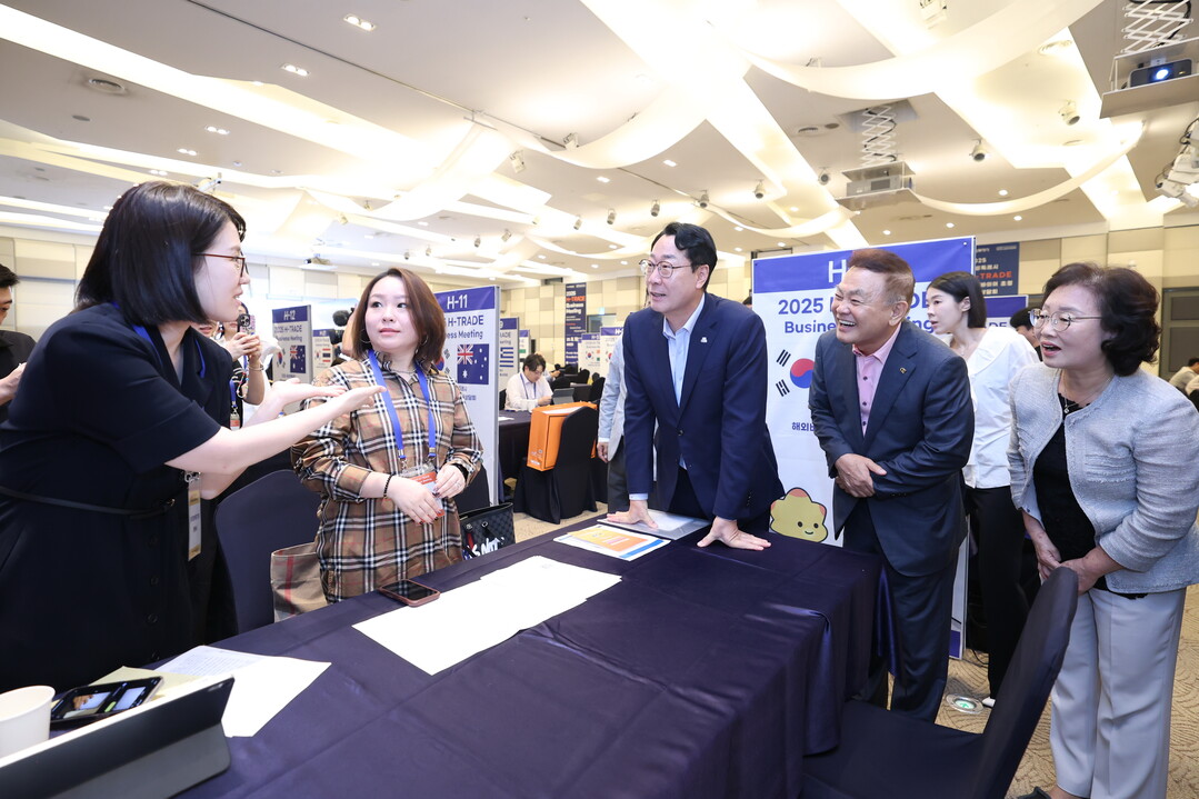 10일 열린 화성특례시 H-TRADE 해외바이어 초청 수출상담회에서 정명근 화성특례시장(사진 왼쪽 세번째)이 관내 기업 관계자와 대화하고 있다. 화성시 제공