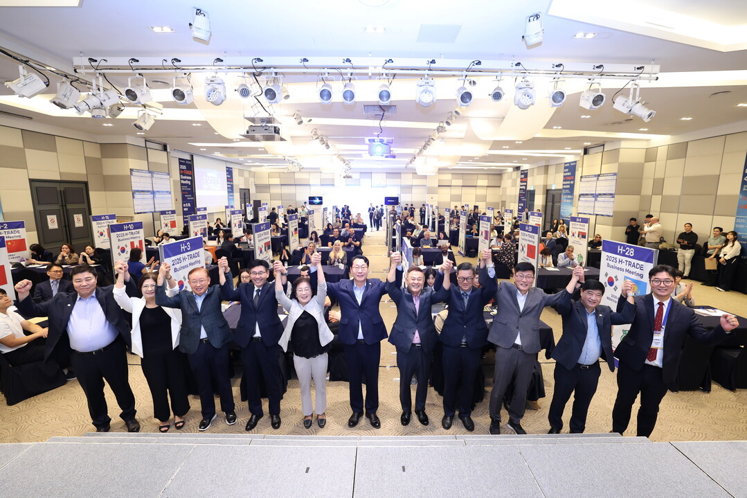 10일 열린 화성특례시 H-TRADE 해외바이어 초청 수출상담회에서 정명근 화성특례시장(사진 가운데)과 참석자들이 기념 촬영하고 있다.