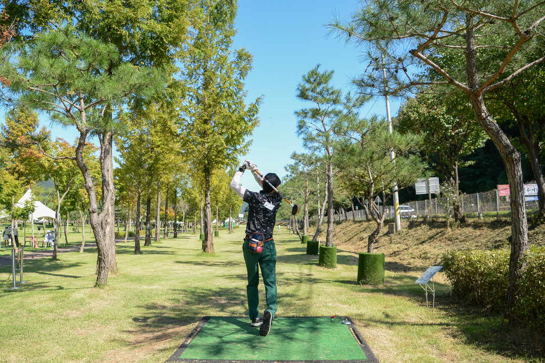 2025 화천 산천어 전국 파크골프 페스티벌 롱홀(300m) 이벤트 대회가 11일 산천어 파크골프장 제2구장에서 전국 각지의 동호인 200여명이 참석한 가운데 열렸다. 