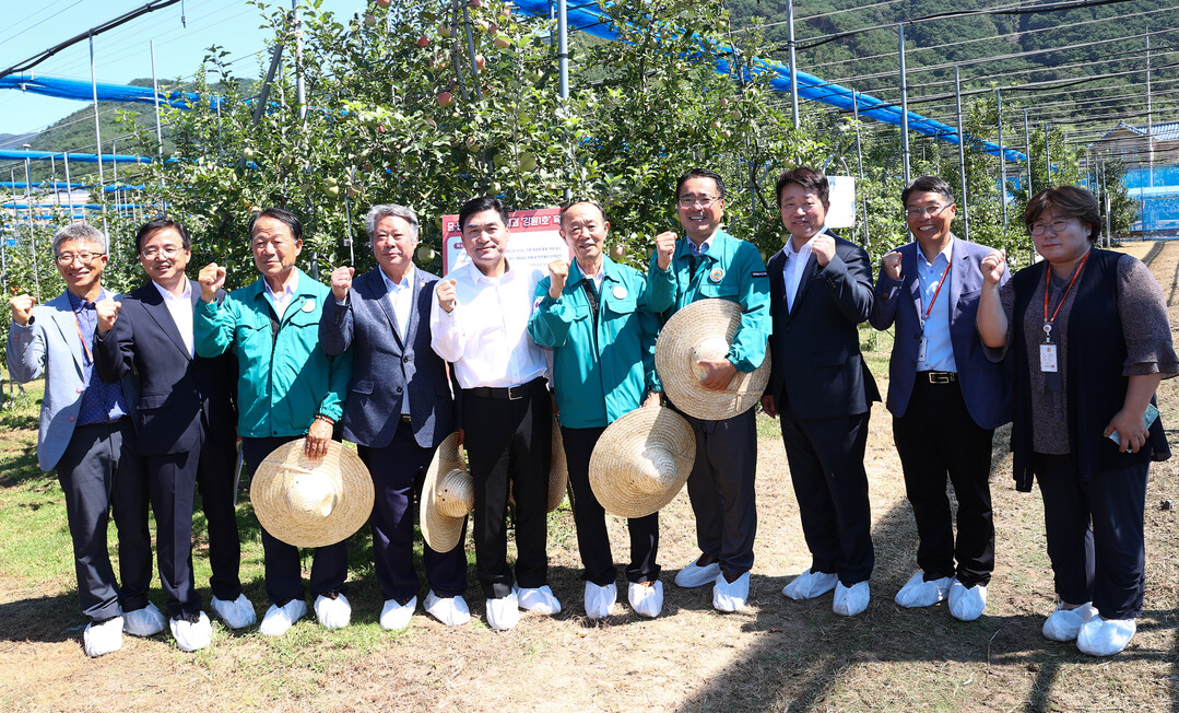 강원도의회 농림수산위원회 위원들이 농업관련시설 현지시찰 후 기념촬영을 하고 있다
