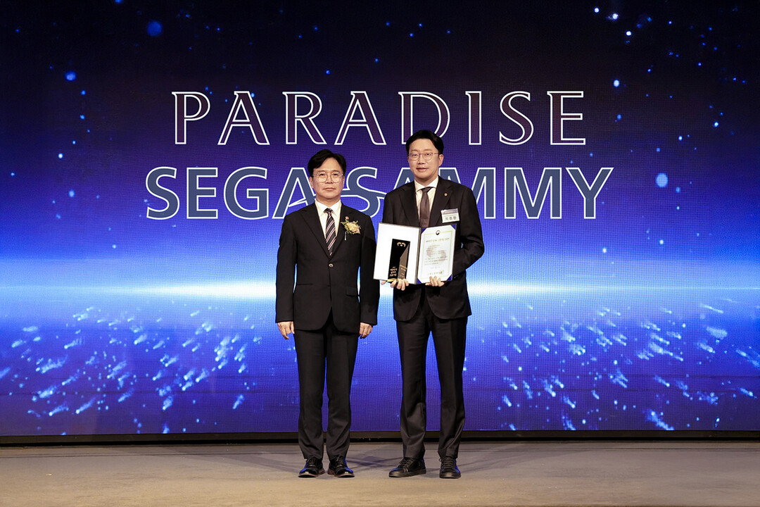 지난 11일 서울 여의도 중소기업중앙회 KBIZ홀에서 열린 ‘2025 대한민국 일자리 으뜸기업’ 시상식에서 김영훈 고용노동부 장관(왼쪽)과 최종환 ㈜파라다이스세가사미 대표이사(오른쪽)가 기념촬영을 하고 있다. 파라다이스 제공