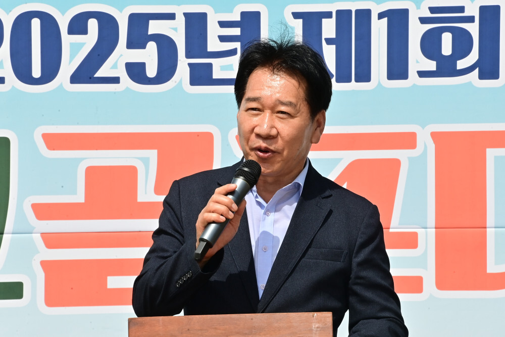 류희상 군의장이 MG 새마을금고 협의회 2025년 제1회 파크골프대회에서 축사를 하고 있다