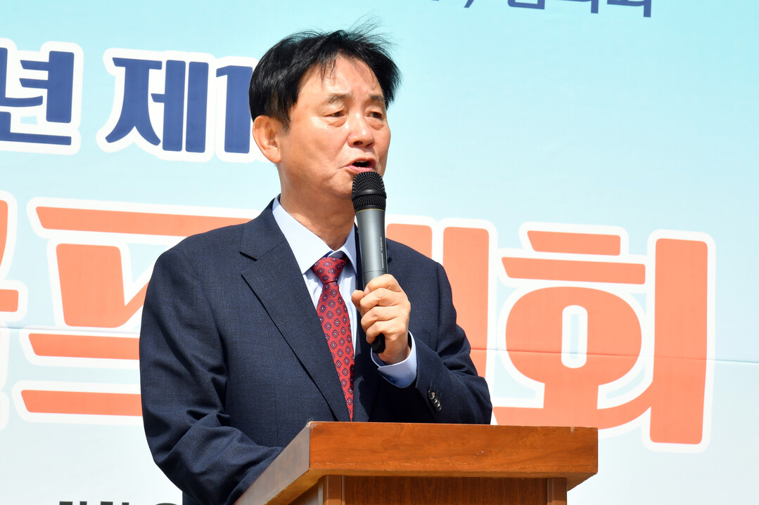 최문순 군수가  MG 새마을금고 협의회 2025년 제1회 파크골프대회에서 환영사를 하고 있다