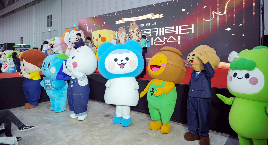 13일(토) 오후, 대전컨벤션센터에서 열린 ‘2025 대한민국 지자체 공공캐릭터 페스티벌 대상’에서 이벤트 혁신상을 수상한 코이카의 피코(우측 네 번째)가 다른 수상자들과 기념사진을 촬영하고 있다.