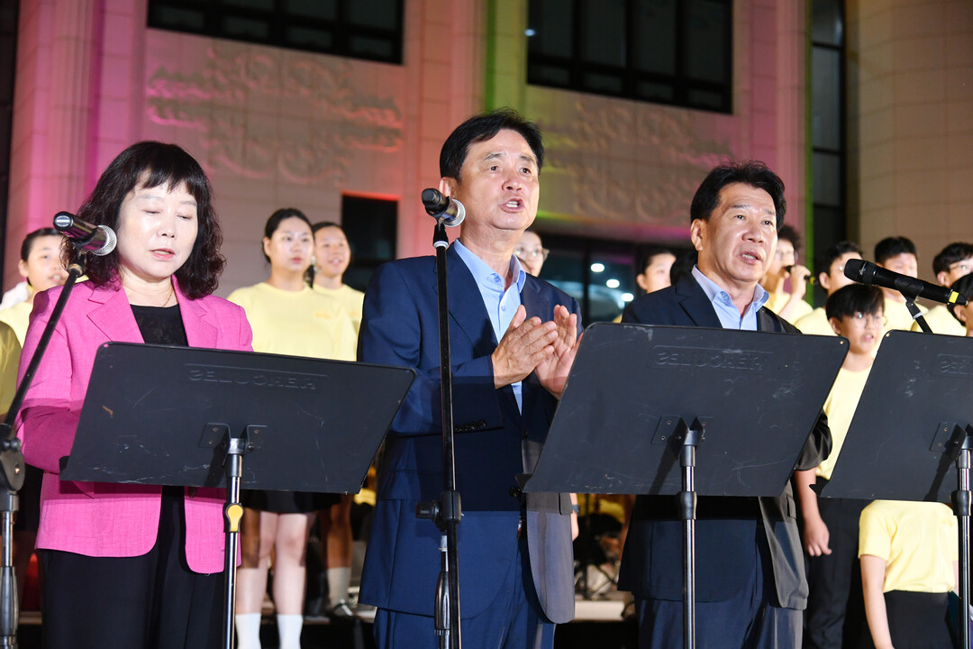 최문순 군수, 류희상 군의장(왼쪽 가운데부터)이  ‘2025 화천 청소년들이 수놓는 가을별빛 하모니’합동 연주회에서 함께 노래부르고 있다
