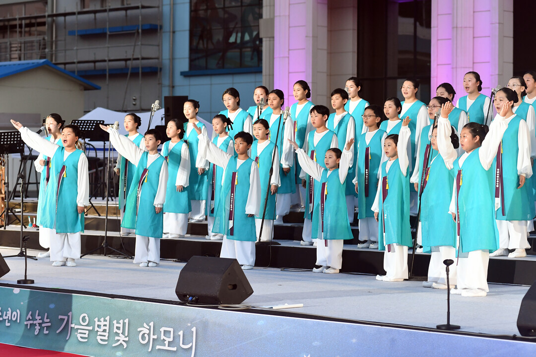  ‘2025 화천 청소년들이 수놓는 가을별빛 하모니’합동 연주회에서 화천청소년합창단이 공연하고 있다