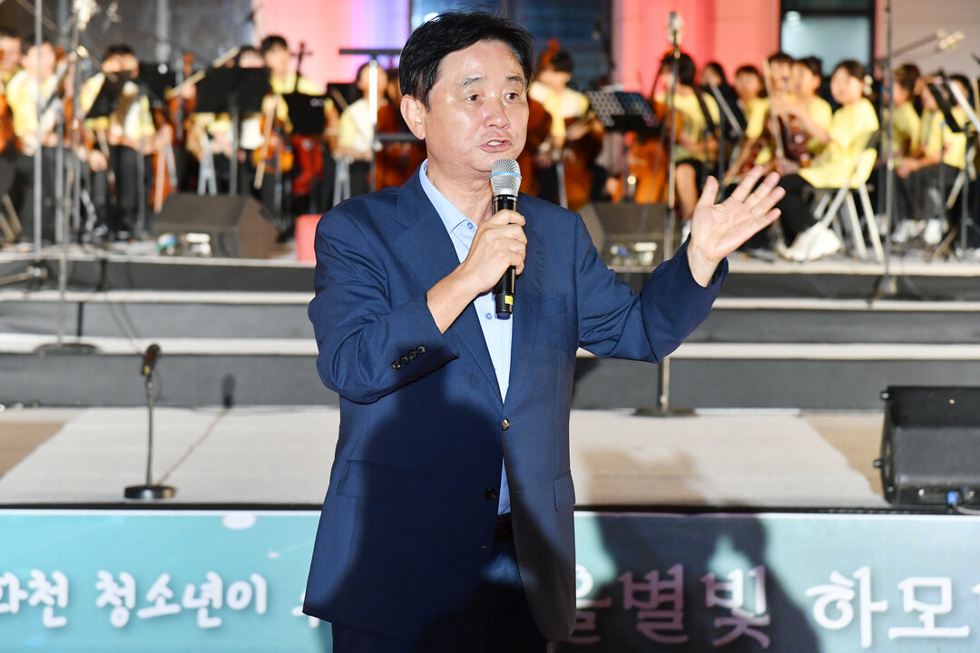 최문순 군수가  ‘2025 화천 청소년들이 수놓는 가을별빛 하모니’합동 연주회에서 인사말을 하고 있다
